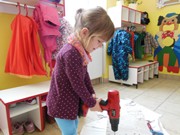 Šroubujeme, zatloukáme, vrtáme a řežeme -polytechnika ve školce